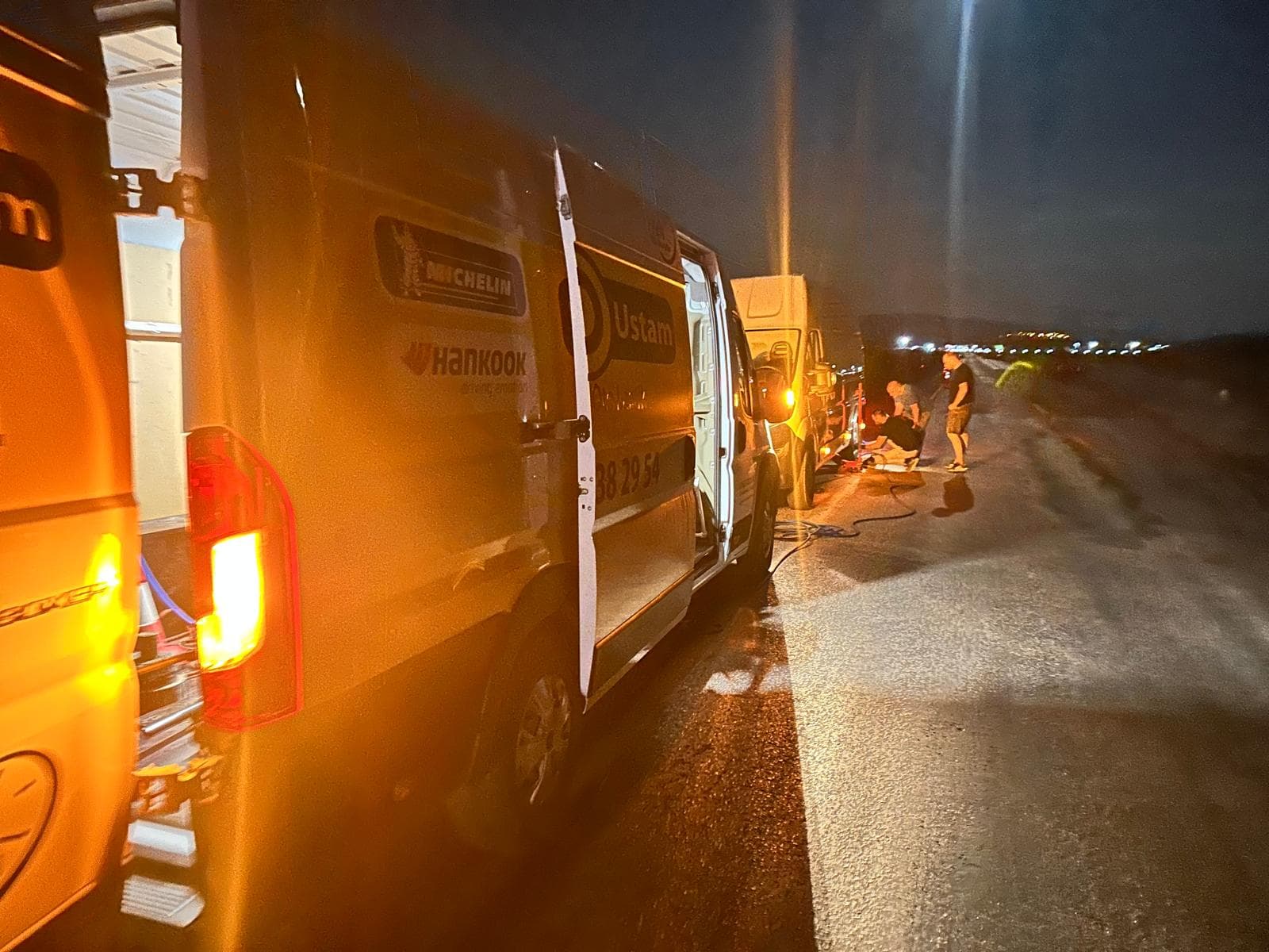 Gece saatlerinde yol kenarında lastik hizmeti veren mobil servis aracı